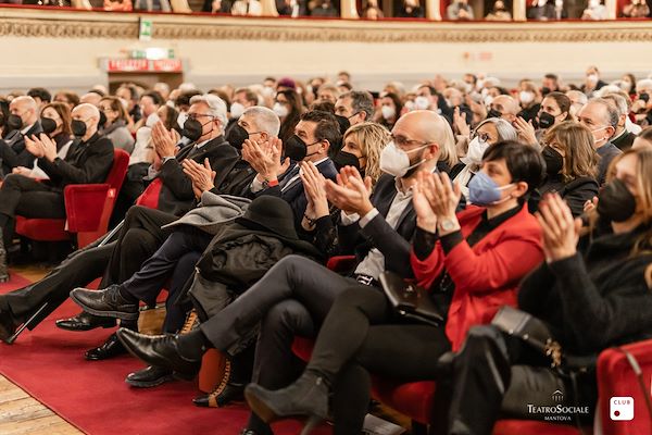 Tondini al fianco di Teatro Sociale