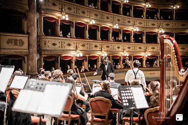 Tondini al fianco di Teatro Sociale