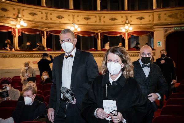Tondini al fianco di Teatro Sociale