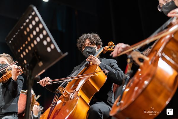 Tondini al fianco di Teatro Sociale