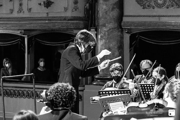 Tondini al fianco di Teatro Sociale