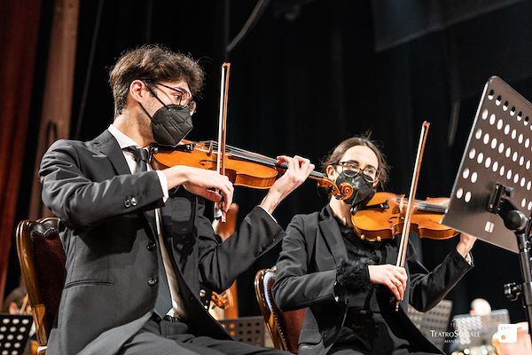 Tondini al fianco di Teatro Sociale