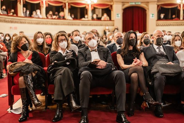 Tondini al fianco di Teatro Sociale