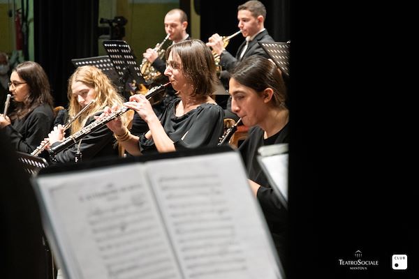 Tondini al fianco di Teatro Sociale