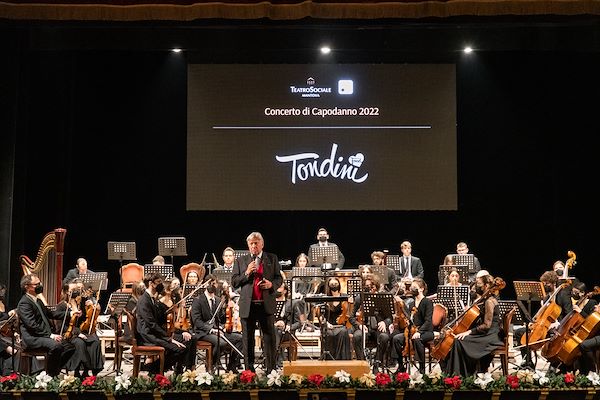 Tondini al fianco di Teatro Sociale