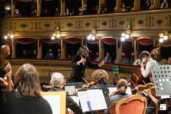 Tondini al fianco di Teatro Sociale