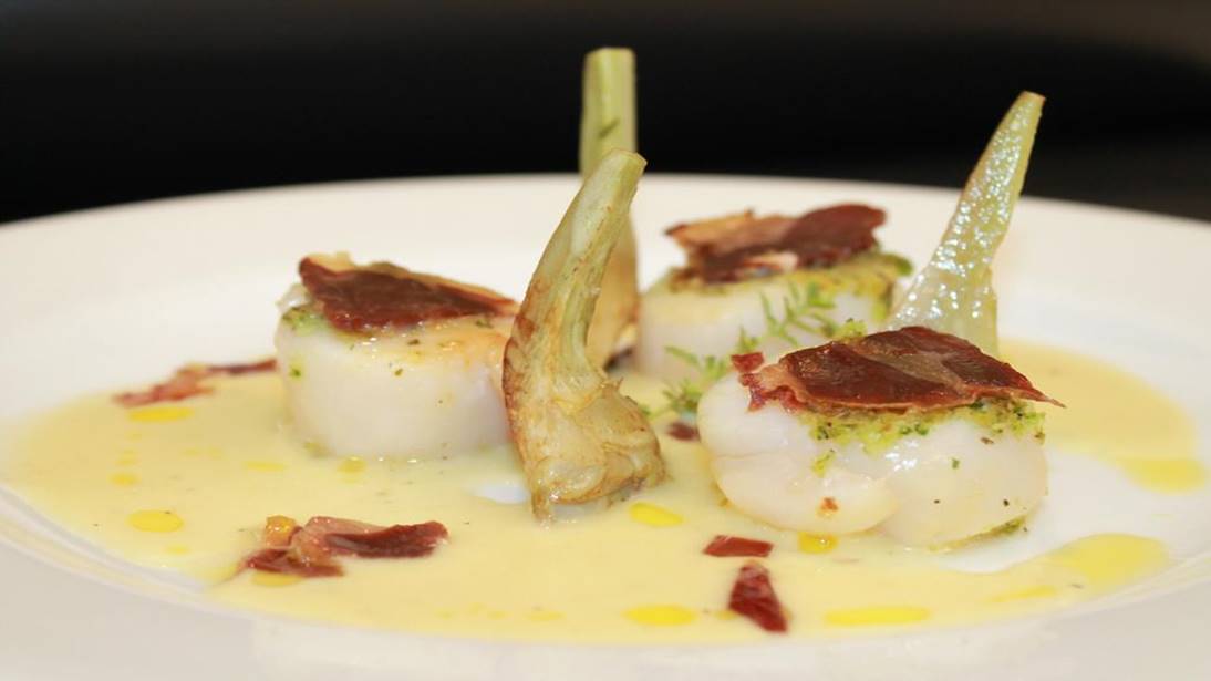 Capensante scottate con prezzemolata, patanegra, cuore di carciofo e bagna cauda leggera