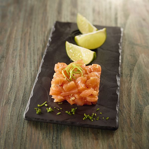 Tartare di salmone al coltello, ideale come antipasto d'estate