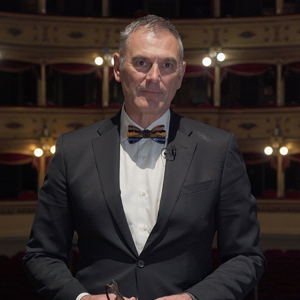 Tondini al fianco di Teatro Sociale